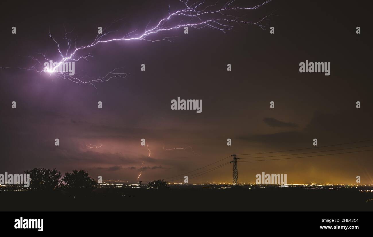 Lightning bolt striking down hi-res stock photography and images - Alamy