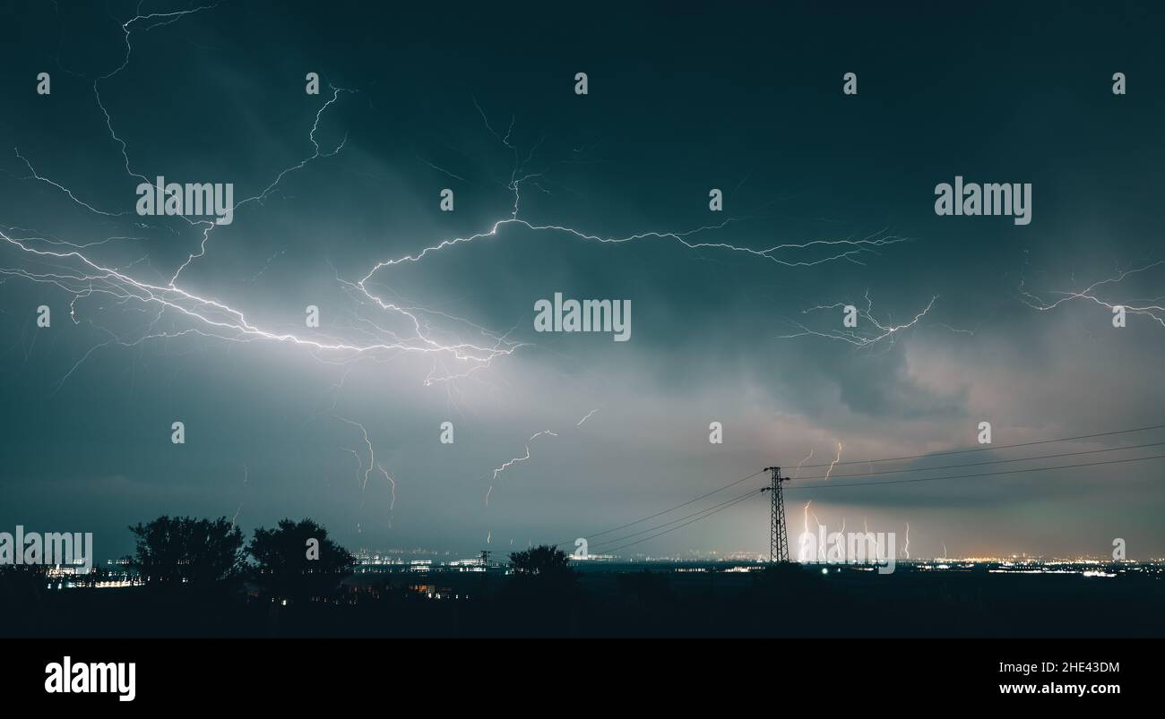 Lightning bolt striking down hi-res stock photography and images - Alamy