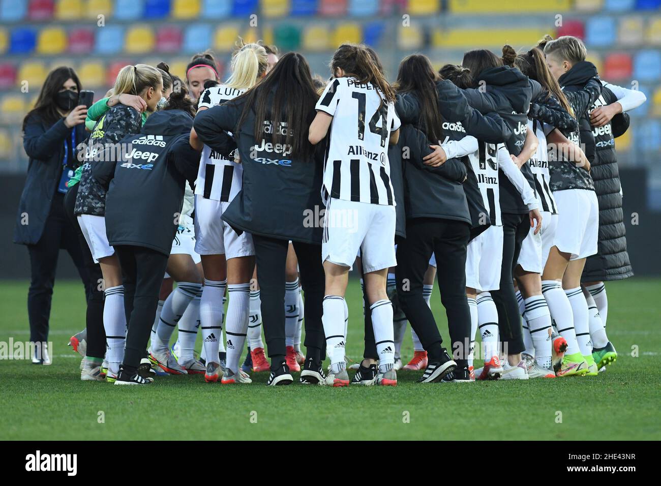Frosinone, Italy , 08 January , 2022 Pictured left to right, Juventus player's celebrating the victory at the end of the match during woman football supercup final match Juventus v Milan Credit: Massimo Insabato/Alamy Live News Stock Photo