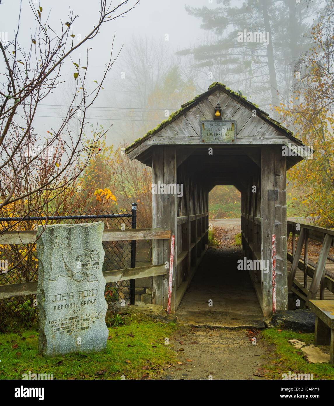 Joe's Pond Memorial Bridge with the West Danville footbridge, a historic pedestrian covered bridge in Vermont Stock Photo