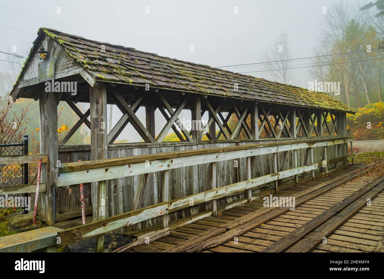 Joe's Pond Memorial Bridge with the West Danville footbridge, a historic pedestrian covered bridge in Vermont Stock Photo