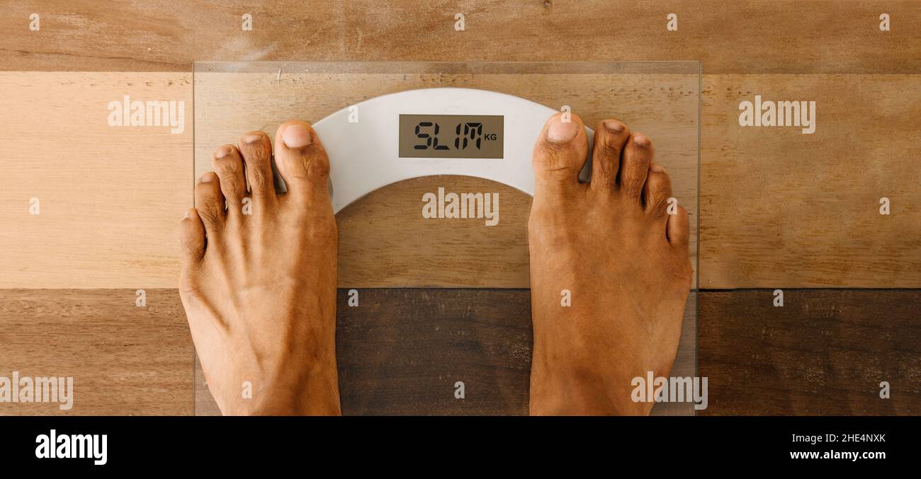 https://c8.alamy.com/comp/2HE4NXK/pair-of-feet-on-a-weight-scale-slim-or-skinny-concept-2HE4NXK.jpg