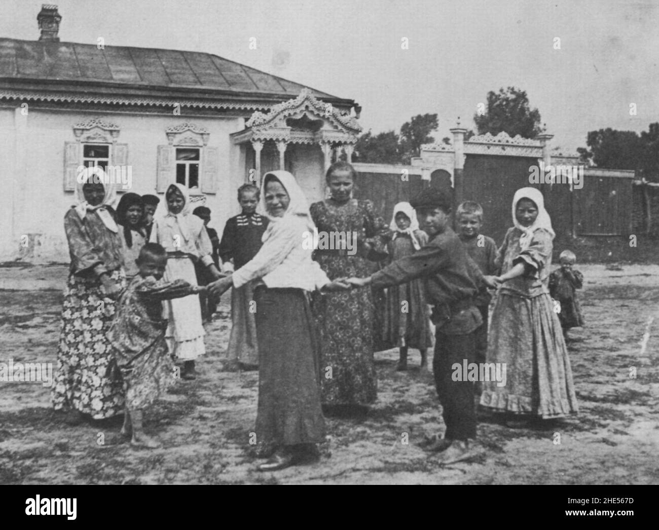 Russischer Photograph um 1900 - Dorfkinder am Sonntag Stock Photo - Alamy