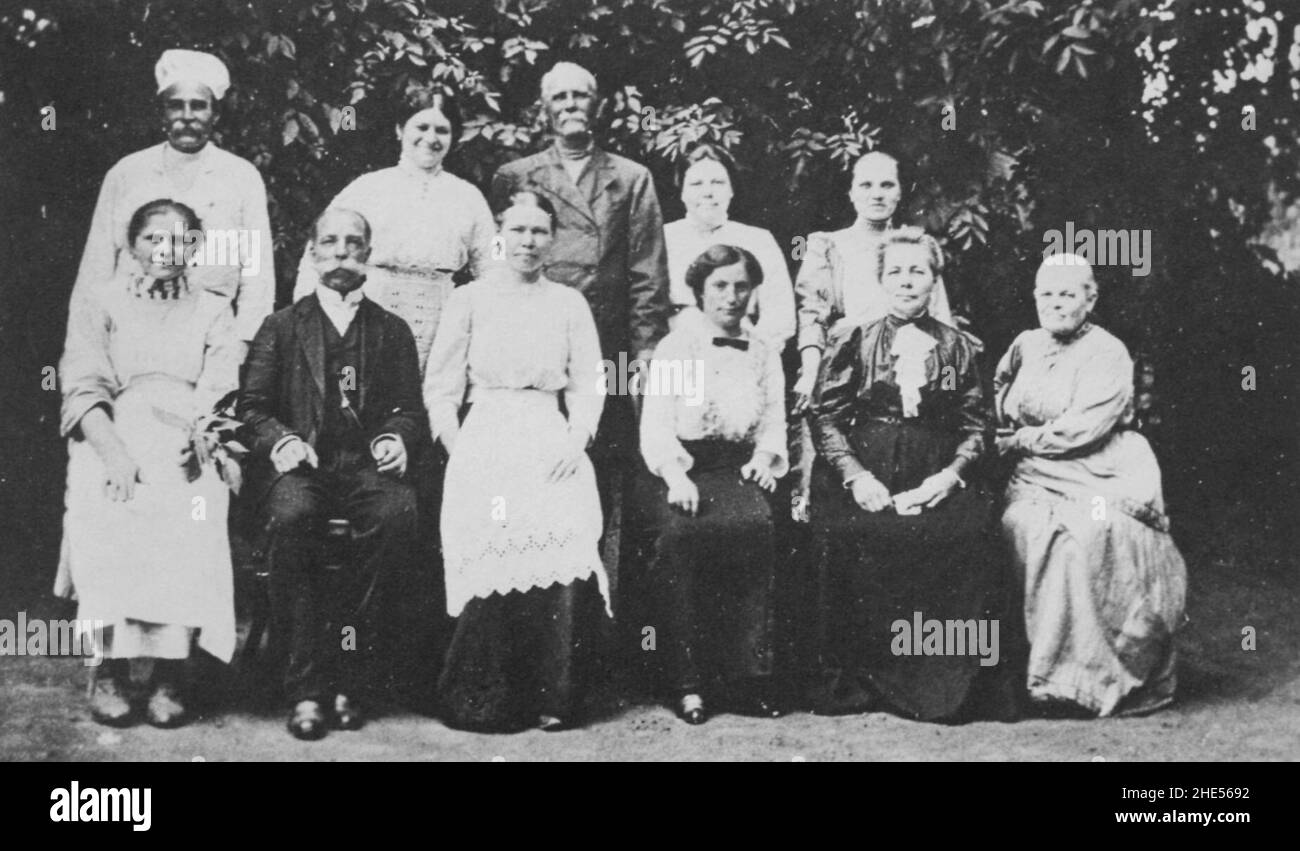 Russischer Photograph um 1904 - Die häusliche Dienerschaft einer Familie des mittleren Landadels Stock Photo