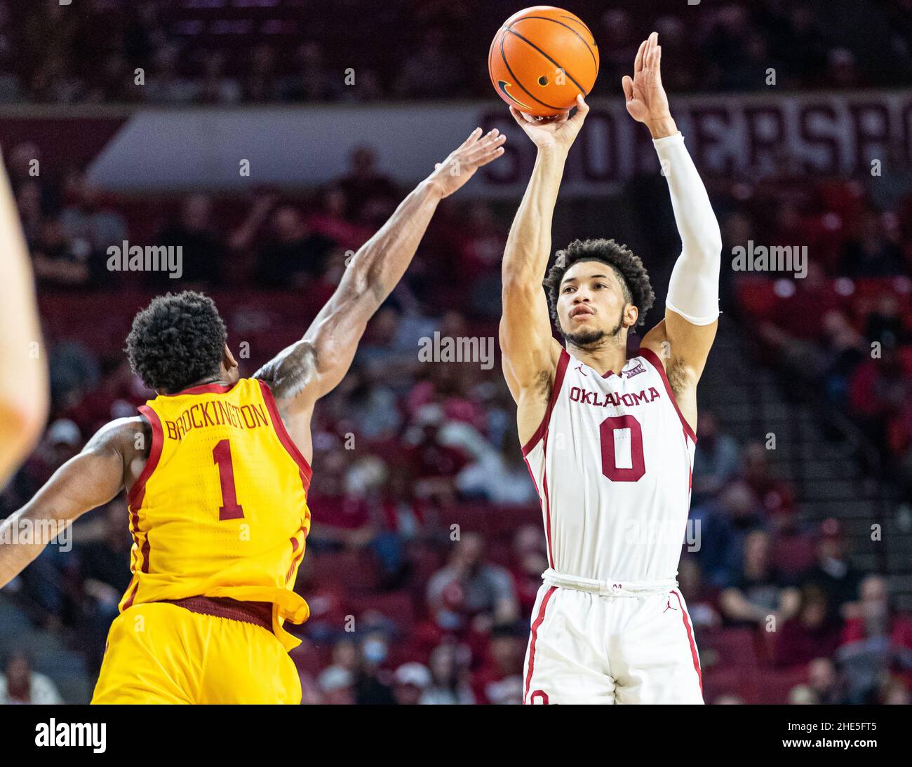 Norman, Oklahoma, USA. 8th Jan, 2022. Oklahoma Sooners guard Jordan Goldwire (0) shooting a