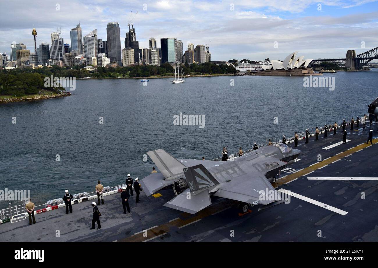 Sailors and Marines man the rails aboard USS Wasp (LHD 1) as the ship arrives in Sydney, Australia. (48086452031). Stock Photo