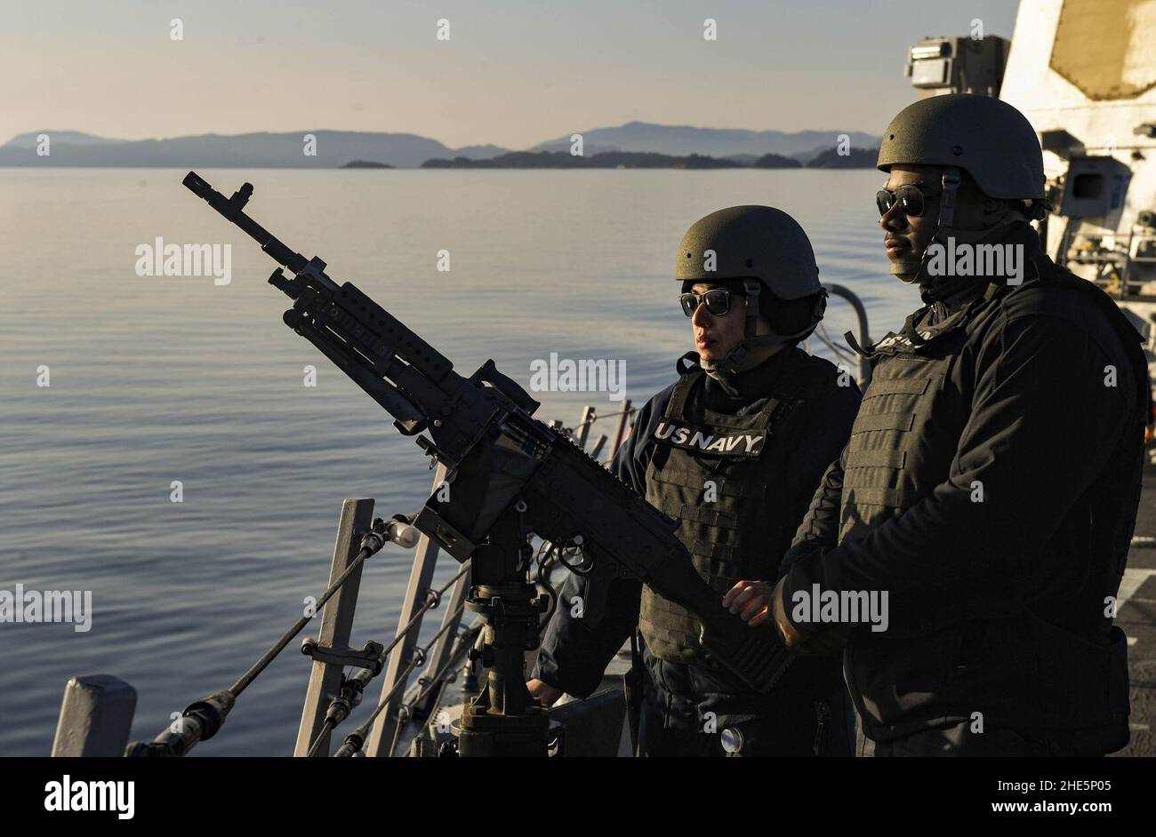 Sailors man an M240B machine gun aboard USS Oscar Austin. (36472056550). Stock Photo