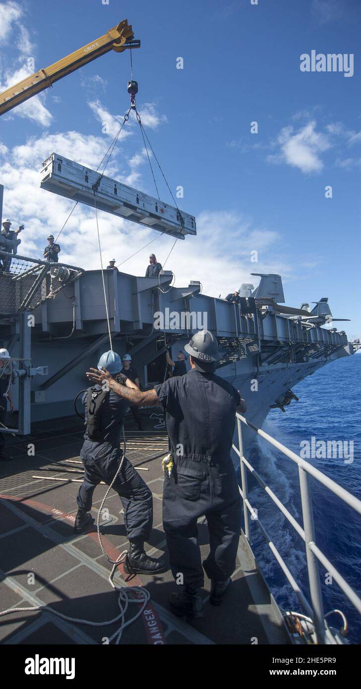 Sailors prep ESSM for launch 140905 Stock Photo