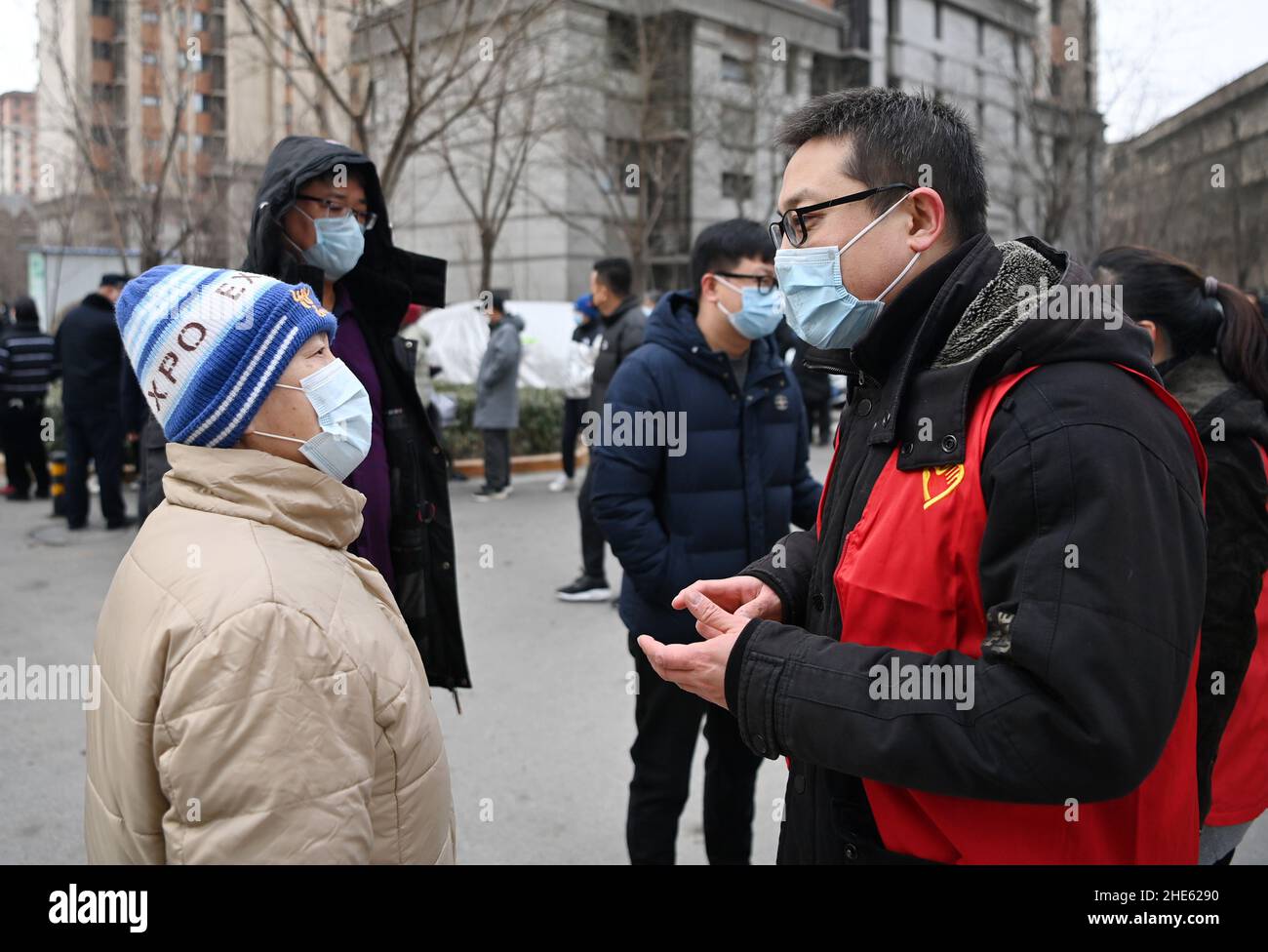 Tianjin, China. 09th Jan, 2022. Community worker Xu Hongwei (1st, R) addresses concerns of citizens at a residential area in Xiqing District in north China's Tianjin, Jan. 9, 2022. North China's Tianjin, a municipality that neighbors Beijing, has decided to start a citywide nucleic acid testing after 20 people tested positive for COVID-19, authorities said Sunday. The infections were reported from 6 p.m. Friday to 9 p.m. Saturday in Jinnan District, and the gene sequencing found the first two locally transmitted confirmed cases were infected with the VOC/Omicron variant, accord Credit: Xinhua/ Stock Photo