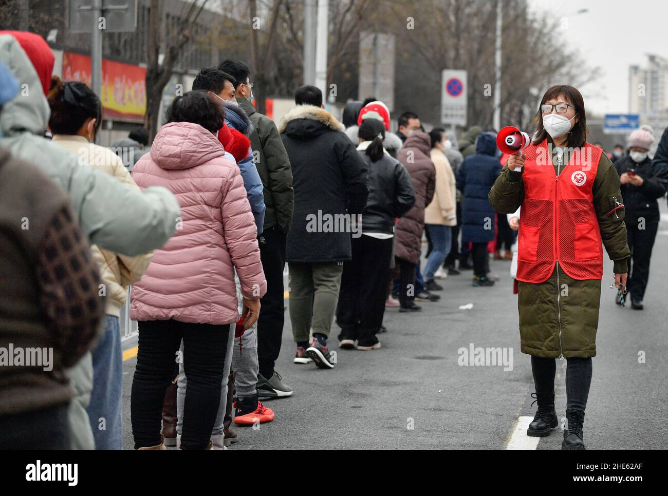 Tianjin, China. 09th Jan, 2022. A volunteer (R) gives citizens tips on nucleic acid test at a testing site in Nankai District, north China's Tianjin, Jan. 9, 2022. North China's Tianjin, a municipality that neighbors Beijing, has decided to start a citywide nucleic acid testing after 20 people tested positive for COVID-19, authorities said Sunday. The infections were reported from 6 p.m. Friday to 9 p.m. Saturday in Jinnan District, and the gene sequencing found the first two locally transmitted confirmed cases were infected with the VOC/Omicron variant, according to the munici Credit: Xinhua/ Stock Photo