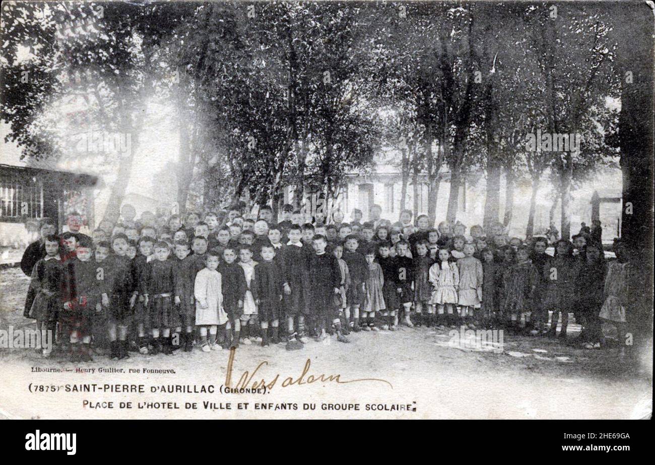Saint-Pierre-d'Aurillac - Place de l'Hôtel de ville et enfants du groupe scolaire. Stock Photo