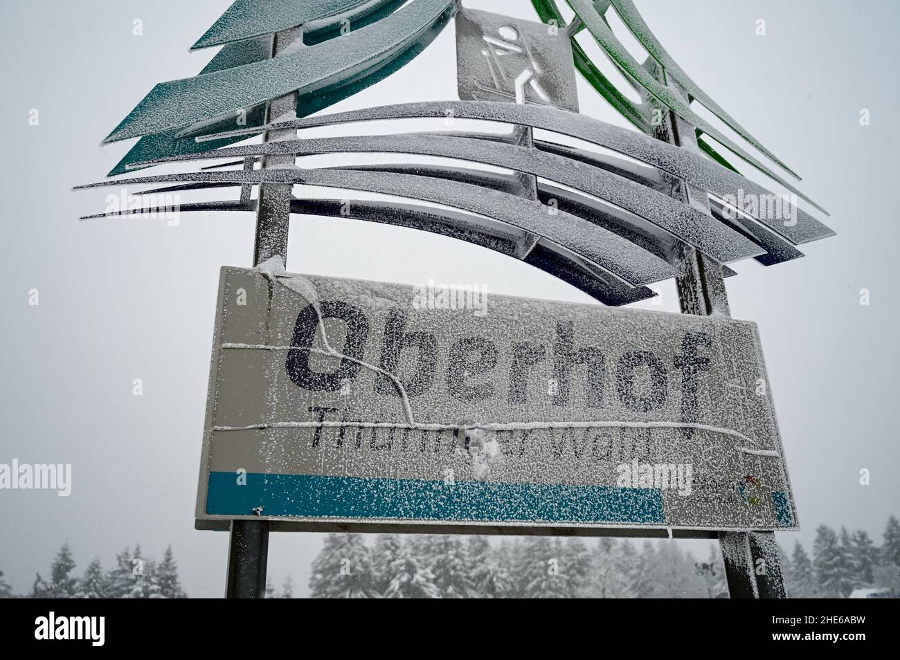 Oberhof, Germany. 09th Jan, 2022. Snow-covered is the logo of the town Oberhof at the Rennsteig. Abundant snow provides the best winter sports conditions in the Thuringian Forest. Credit: Hendrik Schmidt/dpa-Zentralbild/dpa/Alamy Live News Stock Photo