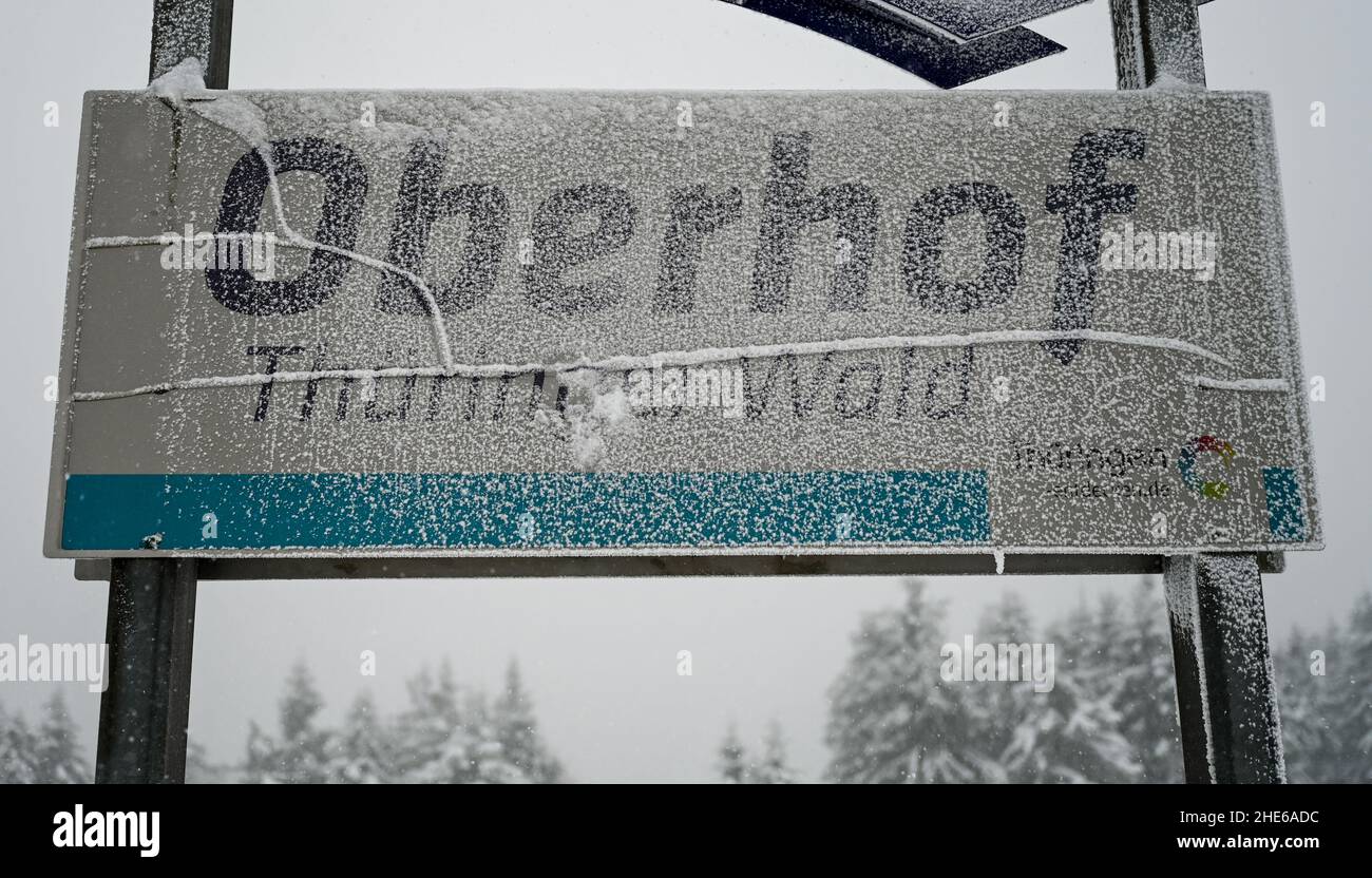 Oberhof, Germany. 09th Jan, 2022. Snow-covered is the logo of the town Oberhof at the Rennsteig. Abundant snow provides the best winter sports conditions in the Thuringian Forest. Credit: Hendrik Schmidt/dpa-Zentralbild/dpa/Alamy Live News Stock Photo