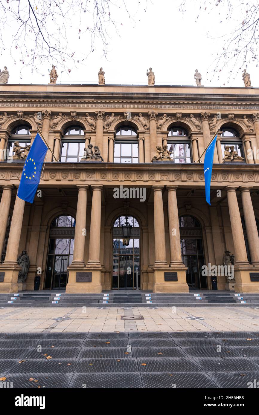 Frankfurt stock exchange building hi-res stock photography and images ...