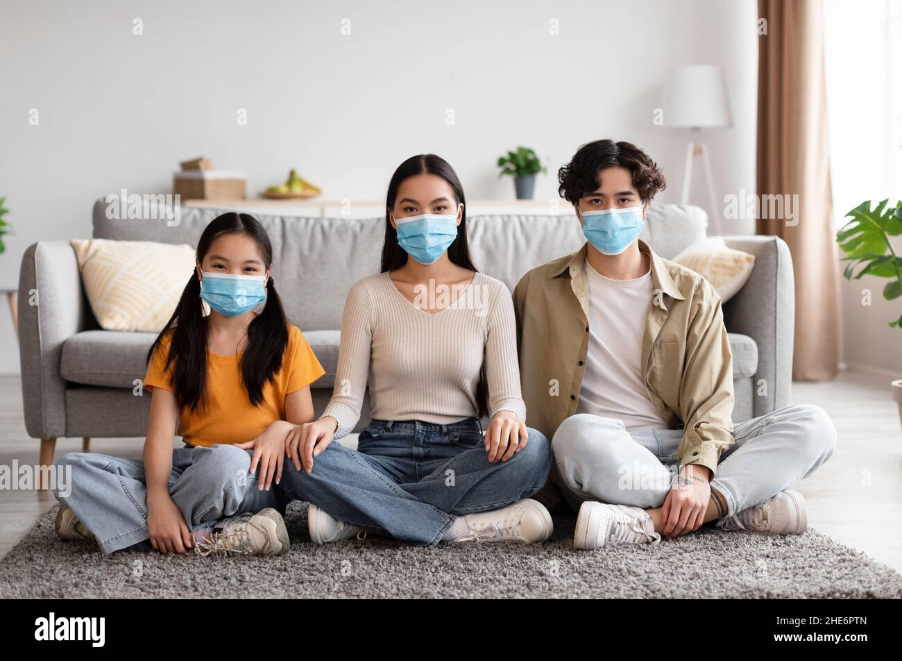 Chinese girl sitting on the floor hi-res stock photography and images ...