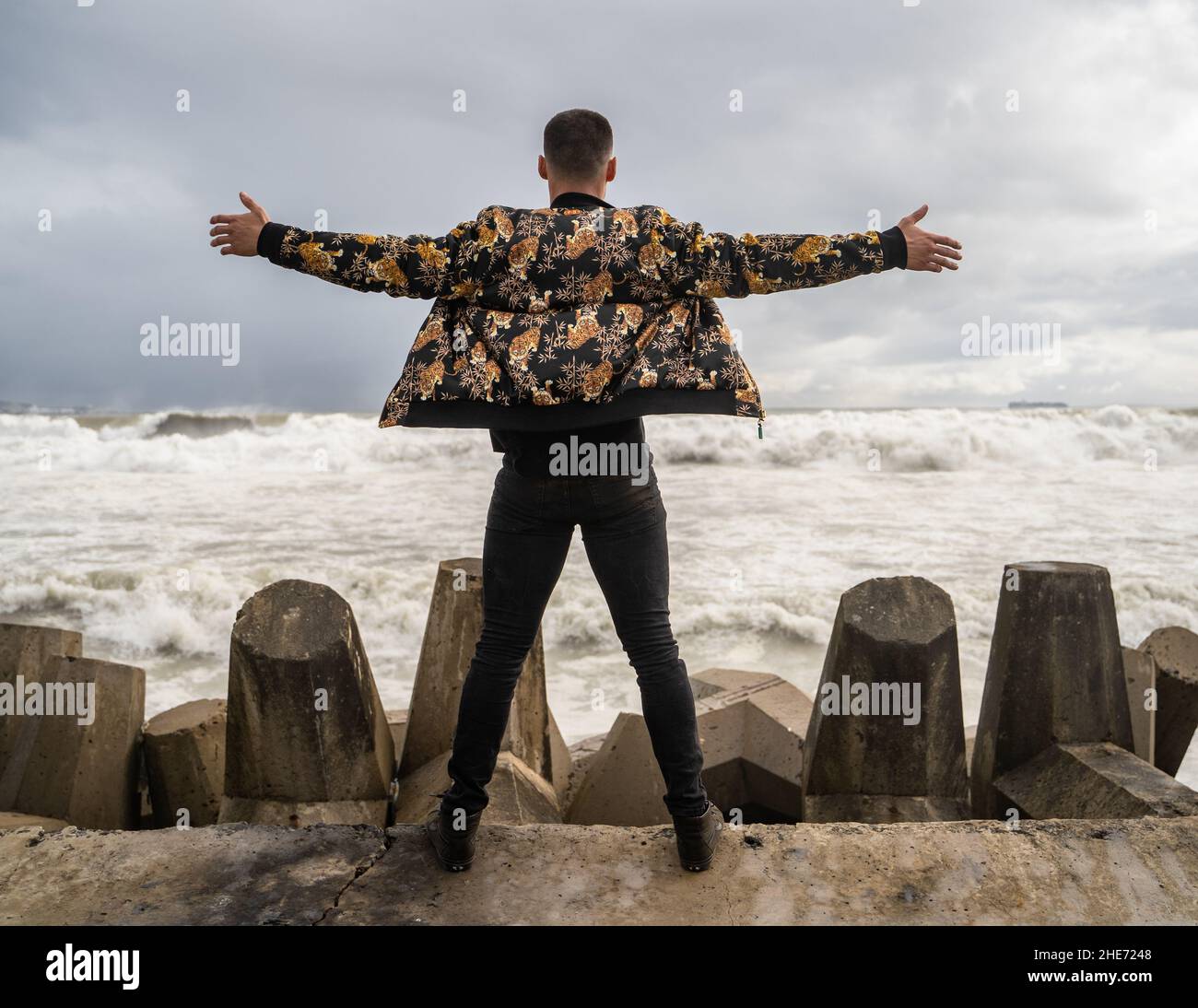 Male rear view standing beach hi-res stock photography and images - Alamy
