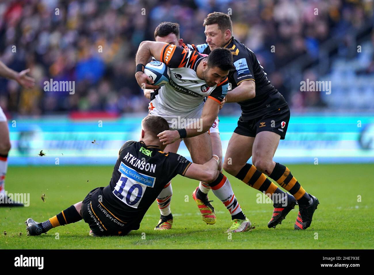 Leicester Tigers' George Ford is tackled by Wasps' Charlie Atkinson and Jimmy Gopperth (right) during the Gallagher Premiership match at Coventry Building Society Arena, Coventry. Picture date: Sunday January 9, 2022. Stock Photo