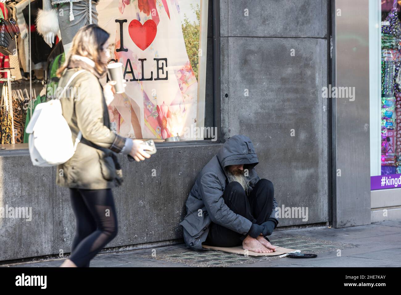 Man poverty sleeping street hi-res stock photography and images - Alamy
