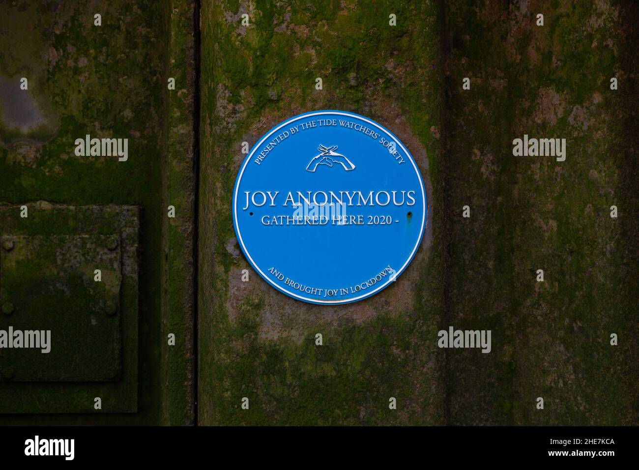 Joy anonymous gathered here 2020 blue plaque found on thames shoreline, london, uk Stock Photo