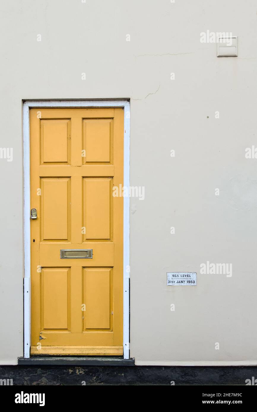 Yellow Door In Nelson Street King's Lynn With Marker For Flood Levels 31st January 1953, UK Stock Photo