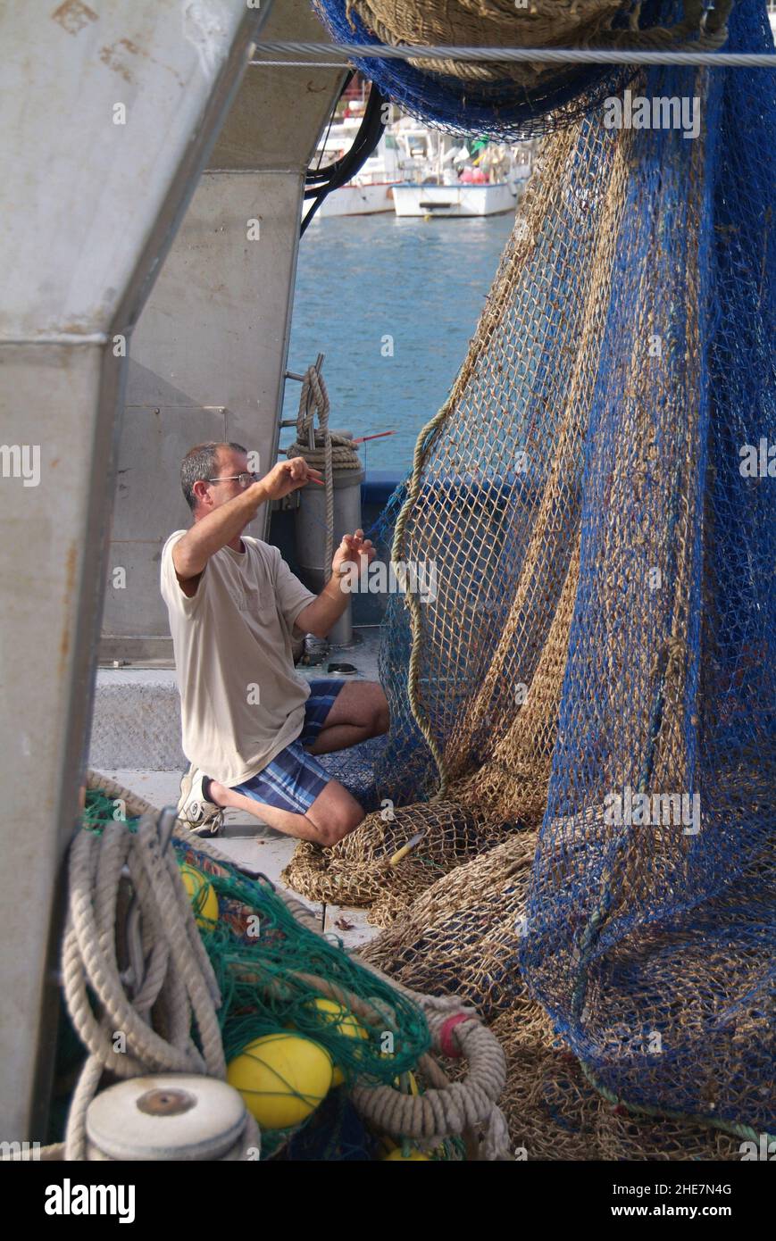 Cala Ratjada, Fischer beim Netze flicken, Mallorca, Balearen, Spanien, Europa | Cala Ratjada, fisherman repairing nets, Mallorca, Balearic Islands, Sp Stock Photo