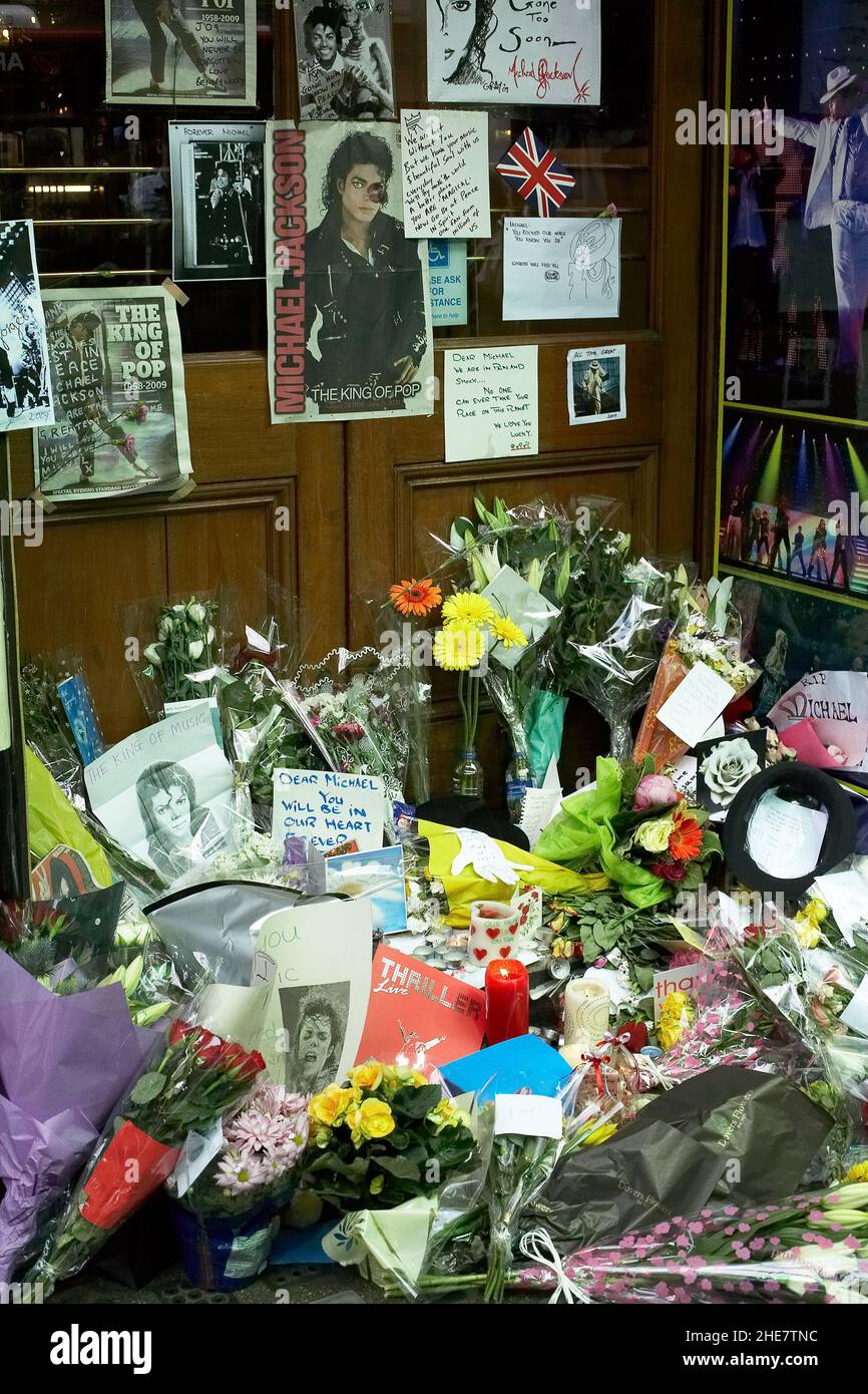 Flowers and tribute messages from Michael Jackson fans outside the Lyric Theatre in London Stock Photo
