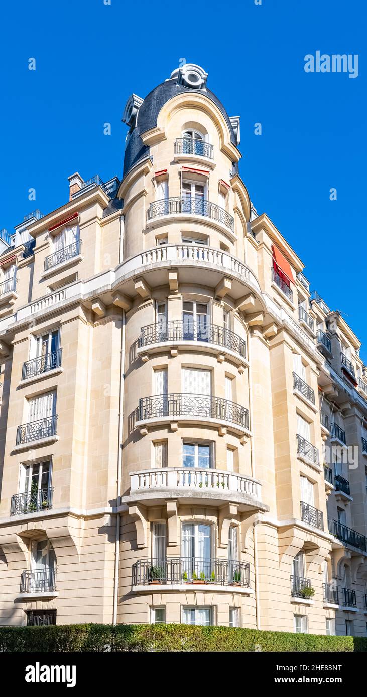Paris, beautiful buildings in the 16th arrondissement, avenue Mozart