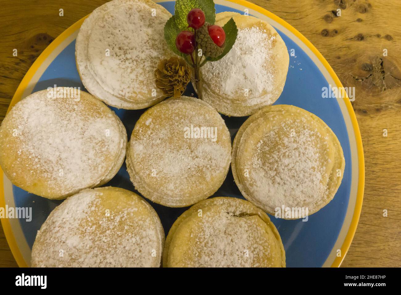 Seven dusted homemade Mince pies on a blue plate Stock Photo - Alamy