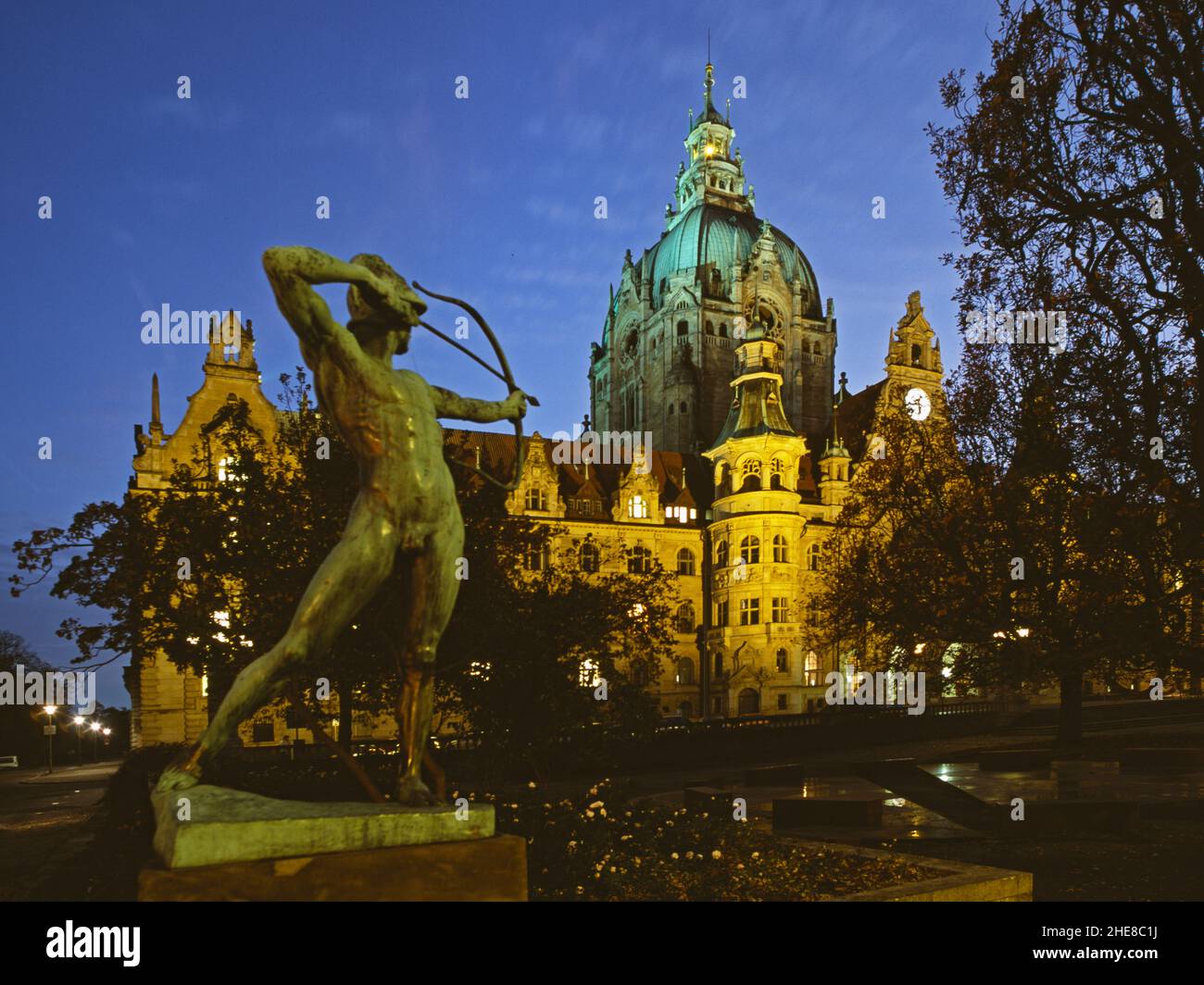 Neues Rathaus, Vordergrund Skulptur Der Bogeschütze, Hannover, Niedersachsen, Deutschland, Stock Photo