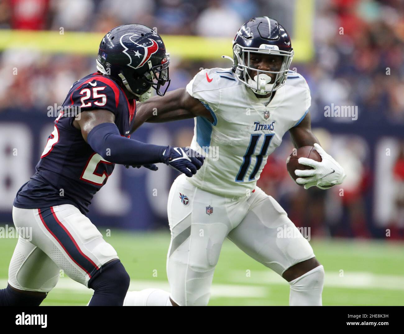 Tennessee Titans wide receiver A.J. Brown (C) catches a 33-yard