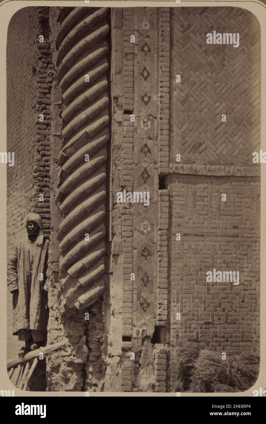 Samarkandskiia drevnosti. Medrese Bibi-Khanym. Chast' kolony (sic) v fasadie glavnoi arkie Stock Photo