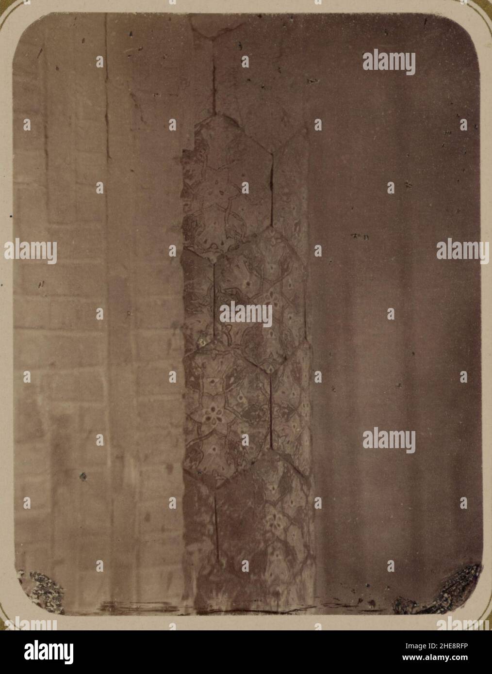 Samarkandskiia drevnosti. Medrese Bibi-Khanym. Chast' kolony (sic) v glavnoi arkie Stock Photo