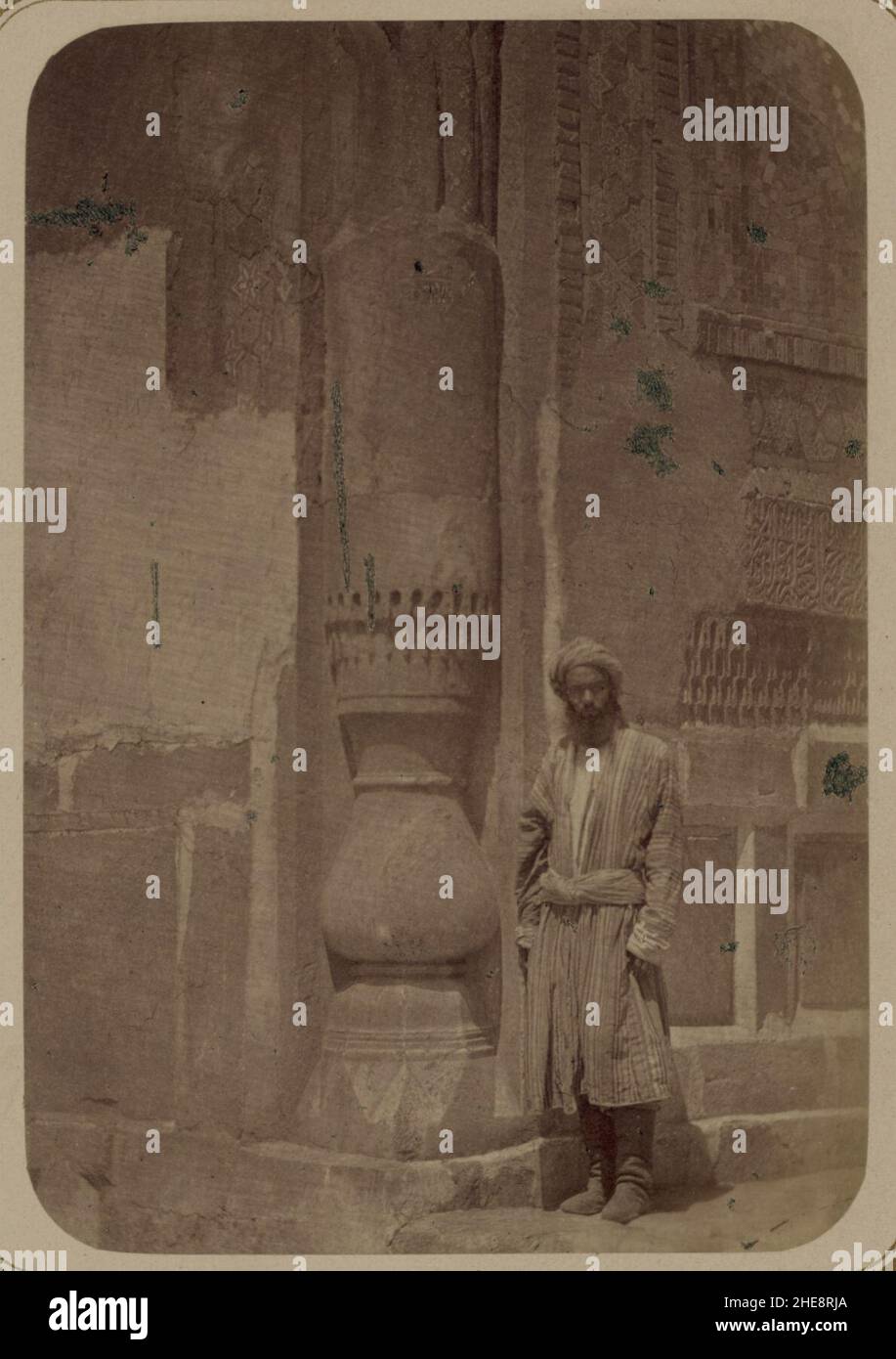 Samarkandskiia drevnosti. Medresse (sic) Shir-dar. Glavnyi fasad. (zapadnyi) Baza i chast' kolony (sic) Stock Photo