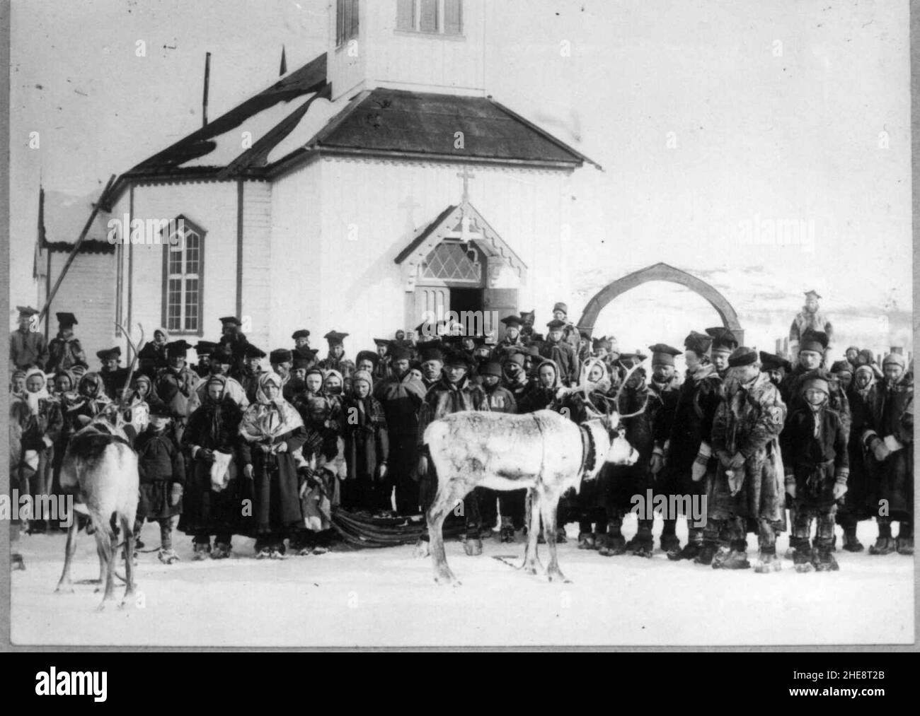 Samer foran inngangspartiet etter gudstjeneste i Sør-Varanger kirke, 456, Kirkenes, Sør-Varanger Stock Photo