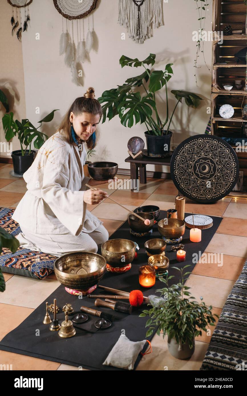 Sound healing with singing bowls, vibration massage and alternative