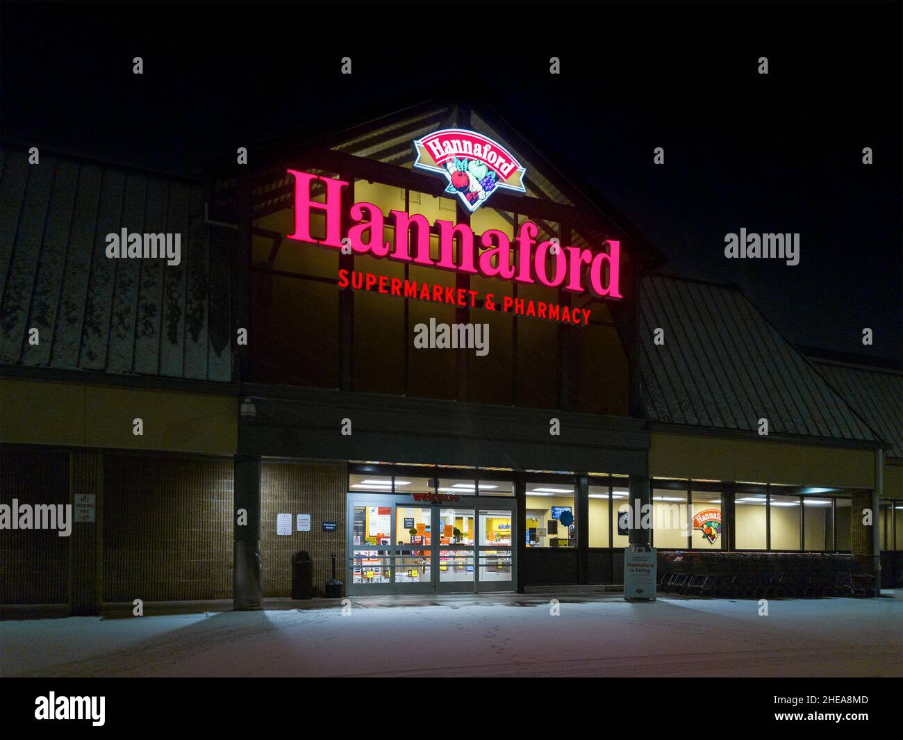 New Hartford, New York - January 9, 2021: Horizontal View of the Hannaford Supermarket Storefront and Logo Stock Photo