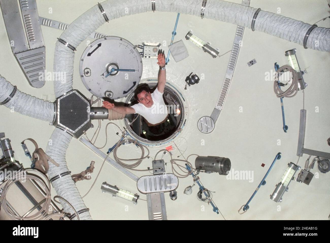 (February 1974) --- Scientist-astronaut Edward G. Gibson, science pilot for the Skylab 4 mission, demonstrates the effects of zero-gravity as he sails through airlock module hatch Stock Photo