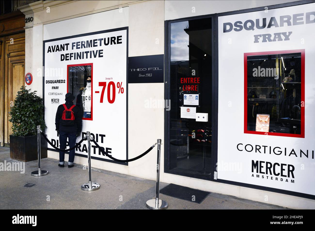 Shops closed by COVID Crisis and traffic difficulties of circulation - Rue de Rivoli - Paris - France Stock Photo
