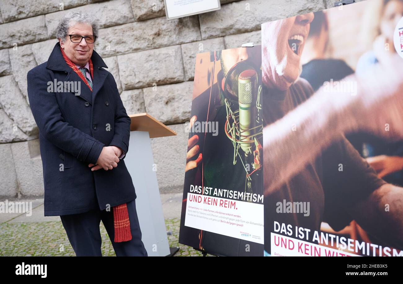 Berlin, Germany. 10th Jan, 2022. Sigmount A. Königsberg (M), representative of the Jewish Community of Berlin, speaks at the presentation of the poster campaign 'This is anti-Semitism' next to a poster with the inscription 'Hinsehen Erkennen Handeln'. Credit: Annette Riedl/dpa/Alamy Live News Stock Photo