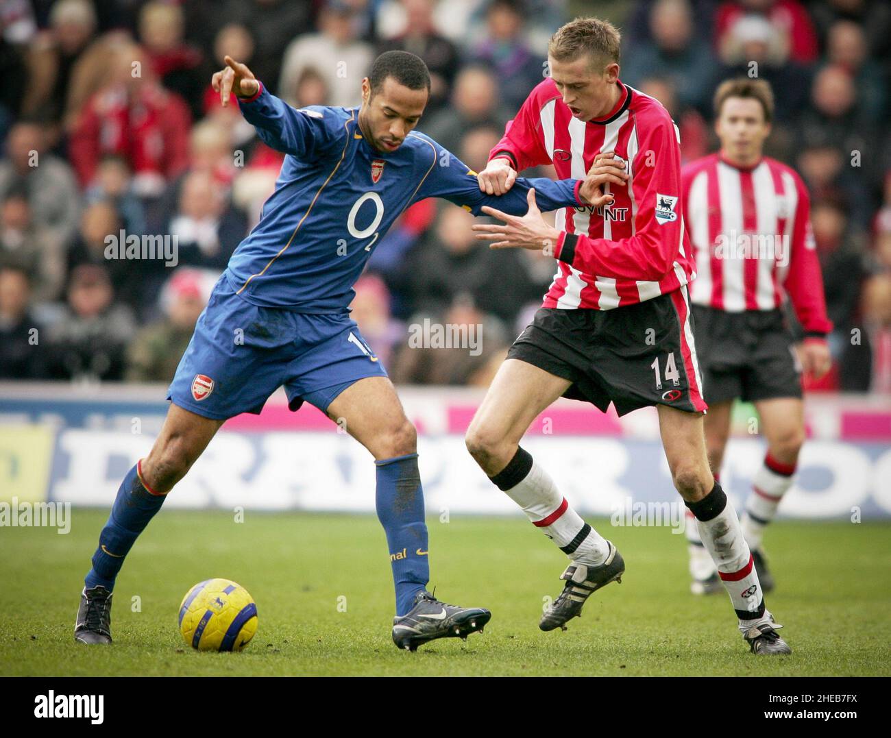 Arsenal v Southampton  26TH FEB 05 SCORE 1-1 DRAW  PETER CROUCH AND THIERRY HENRY. This image is bound by Dataco restrictions on how it can be used. EDITORIAL USE ONLY No use with unauthorised audio, video, data, fixture lists, club/league logos or “live” services. Online in-match use limited to 120 images, no video emulation. No use in betting, games or single club/league/player publications Stock Photo