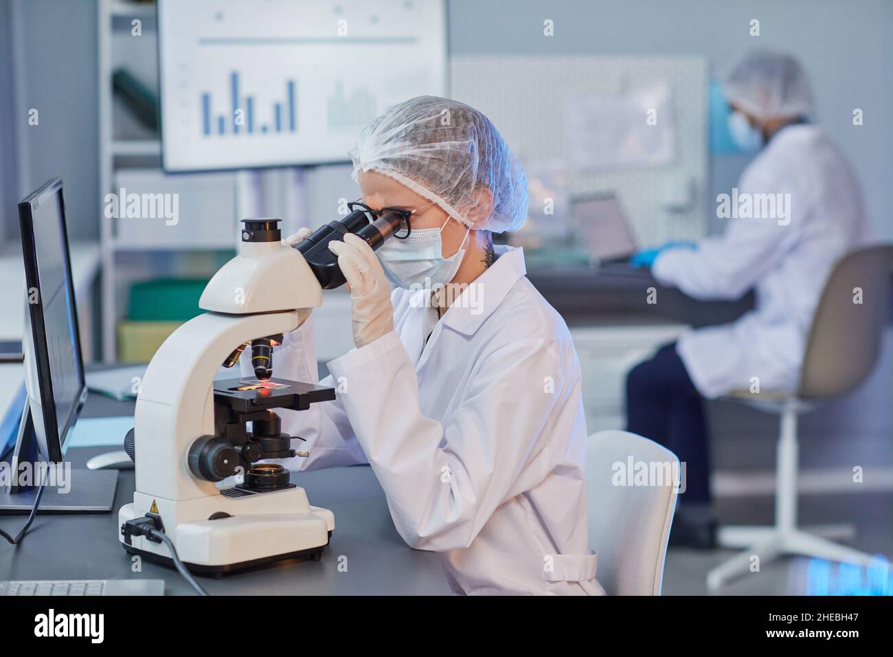 Woman in lab coat hi-res stock photography and images - Alamy