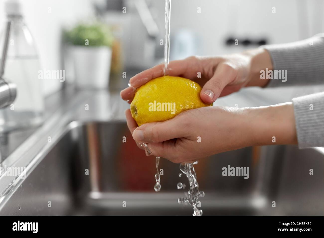 Hand washing fruit hires stock photography and images Alamy