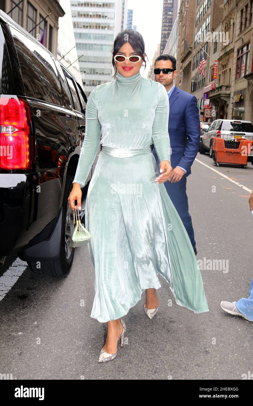 New York - NY - 20191008 Priyanka Chopra Jonas looks stunning in a green  velour dress in Midtown Manhattan. -PICTURED: Priyanka Chopra Jonas Jose  Perez Stock Photo - Alamy