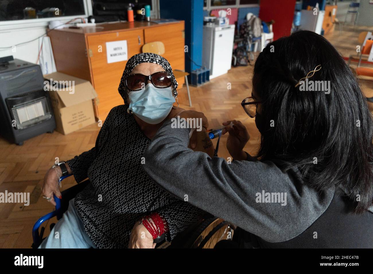 Santiago, Metropolitana, Chile. 10th Jan, 2022. A woman receives her fourth dose of the covid vaccine at a vaccination center in Santiago, Chile. The country began today the campaign of the fourth dose to face the Omicron variant, which has already considerably increased the cases. (Credit Image: © Matias Basualdo/ZUMA Press Wire) Stock Photo