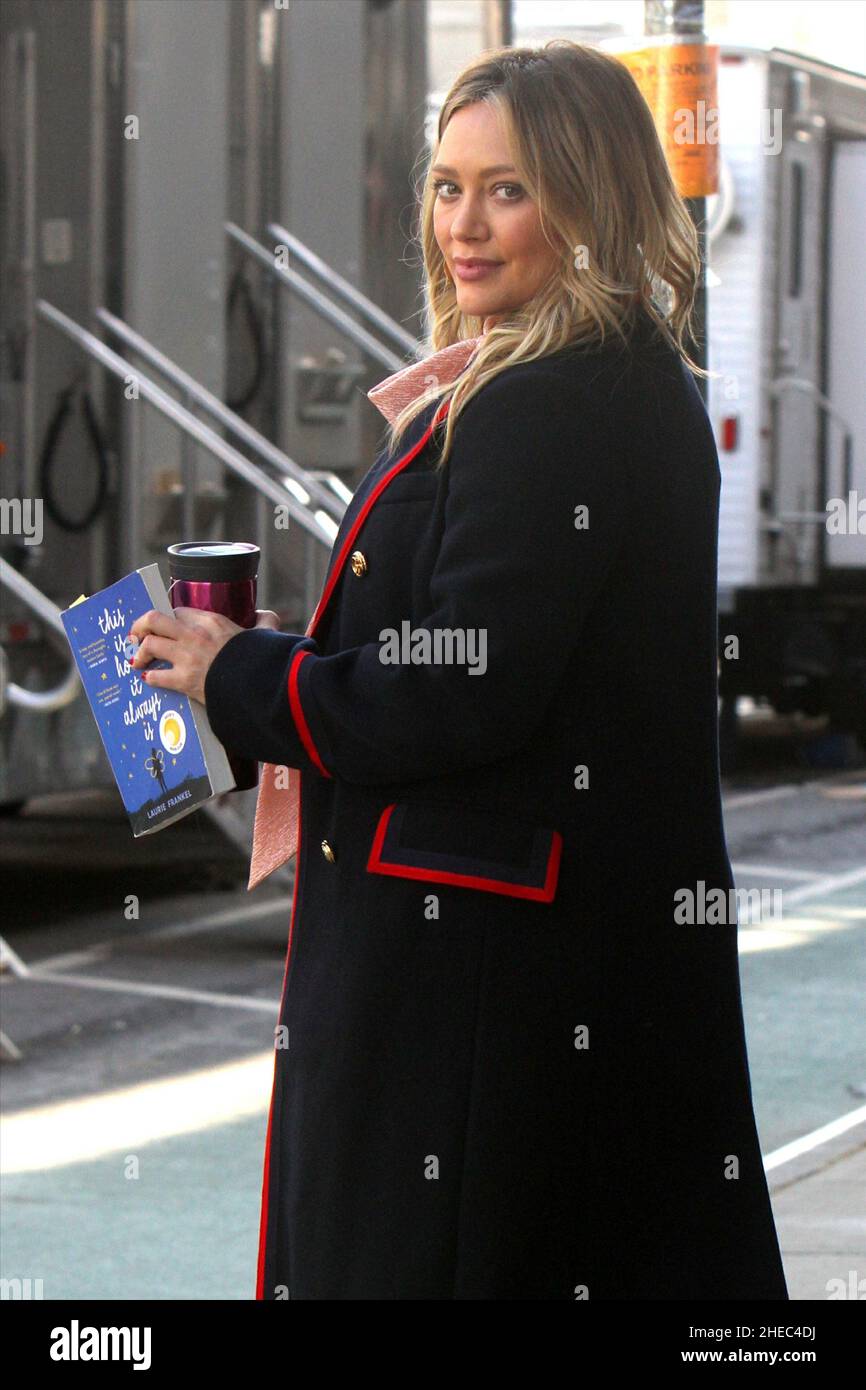 New York - NY - 20190225 The cast of 'Younger' brave the strong windy