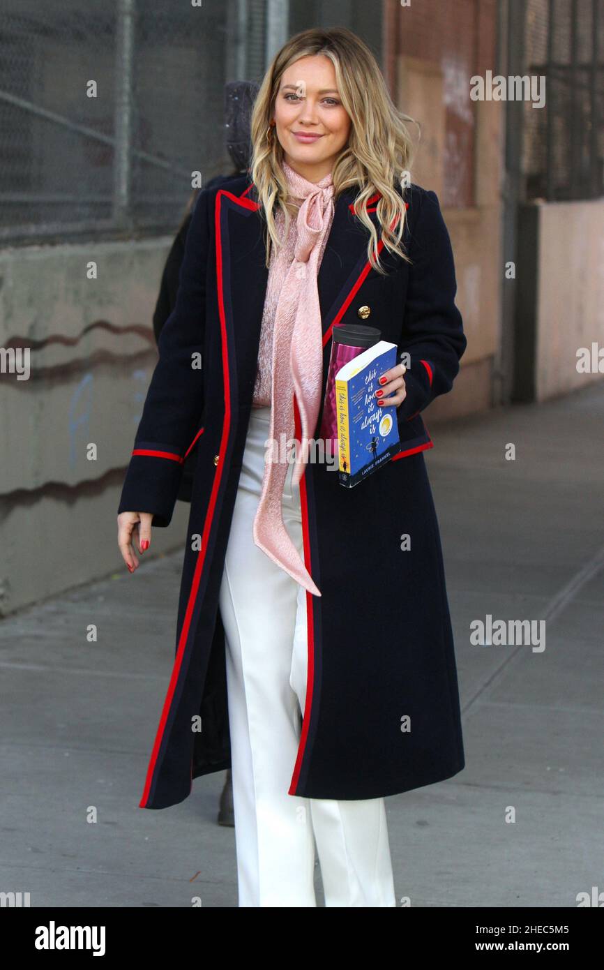 New York - NY - 20190225 The cast of 'Younger' brave the strong windy