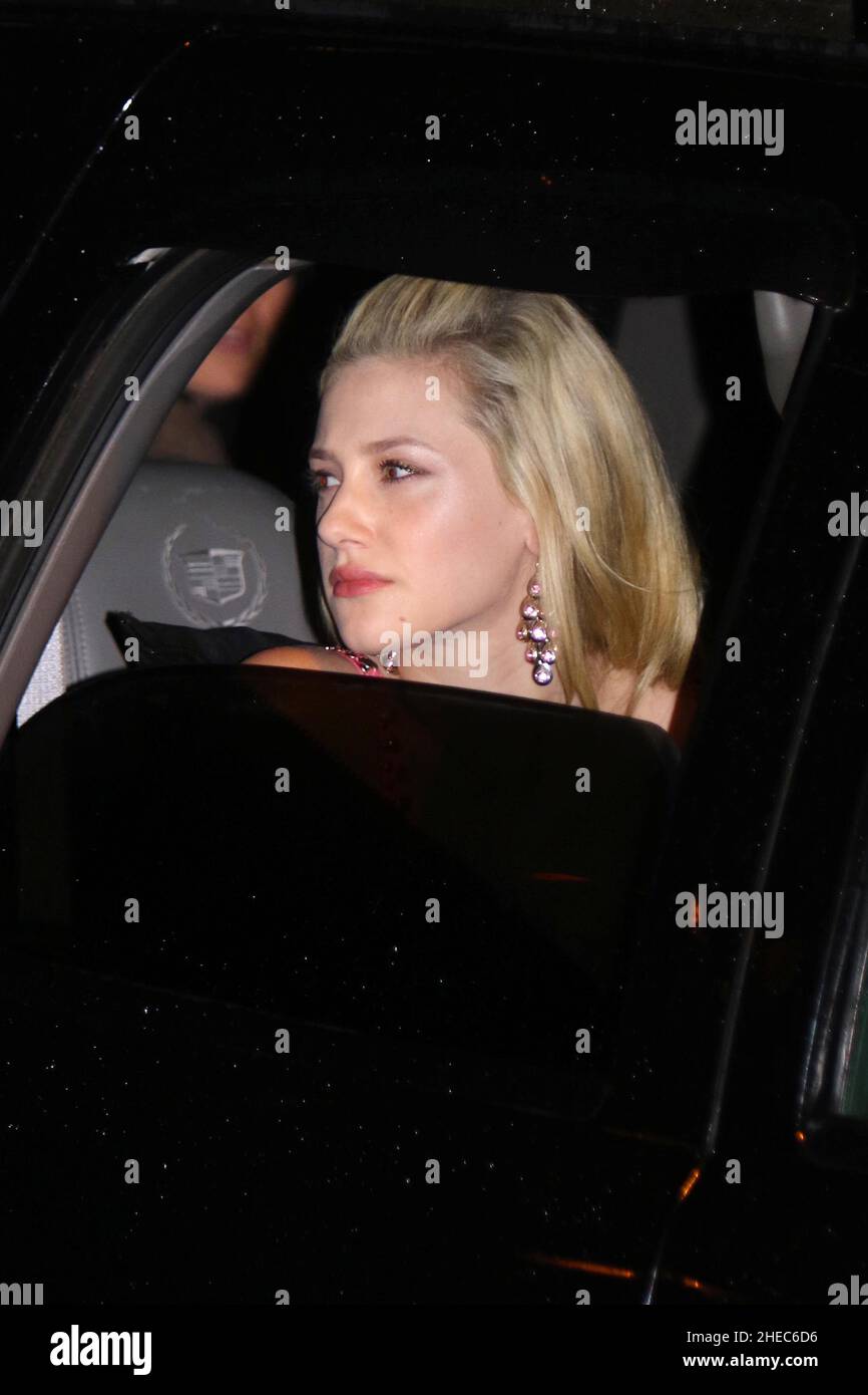 New York - NY - 20190501 - Lili Reinhart changes into multiple outfits