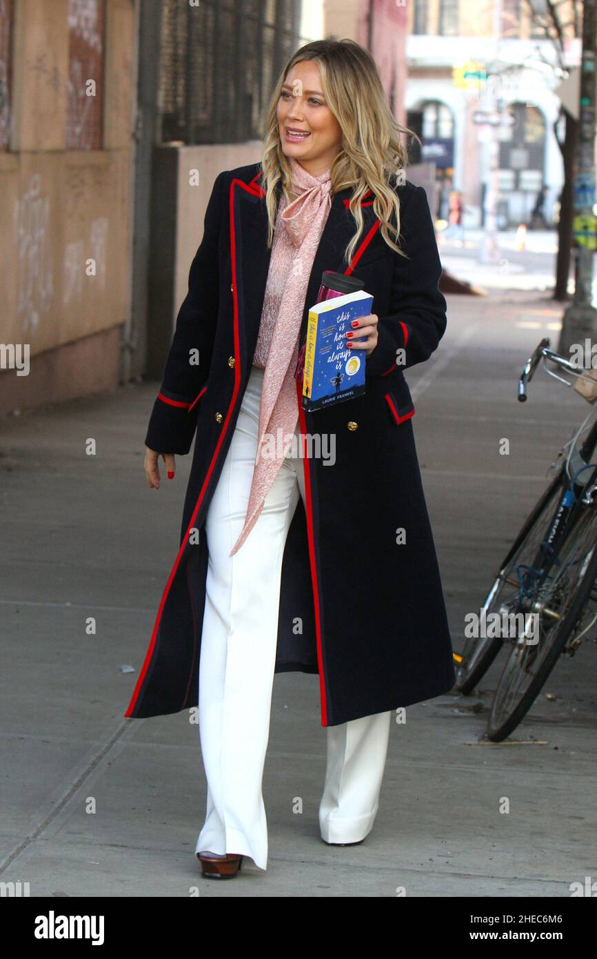 New York - NY - 20190225 The cast of 'Younger' brave the strong windy