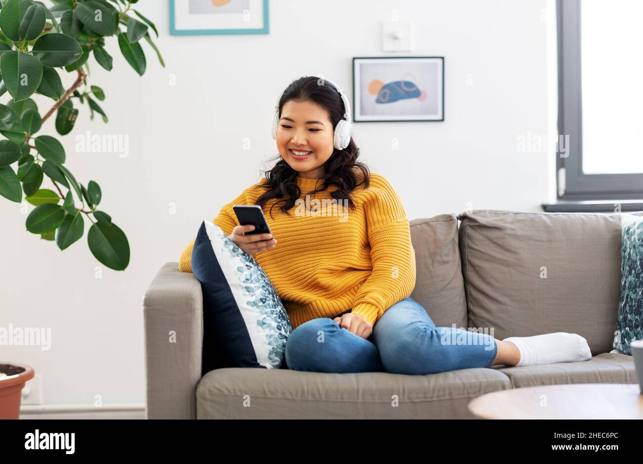 Smiling asian female headphones hi-res stock photography and images - Alamy