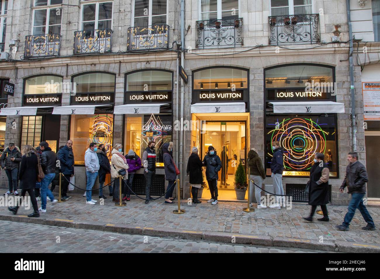 MikeRatcliffe™ 👨‍🌾 on X: Queues outside luxury retailers like @ LouisVuitton and @gucci in Cape Town's @VandAWaterfront   / X